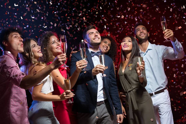 Diversos amigos felizes comemorando o Ano Novo juntos — Fotografia de Stock