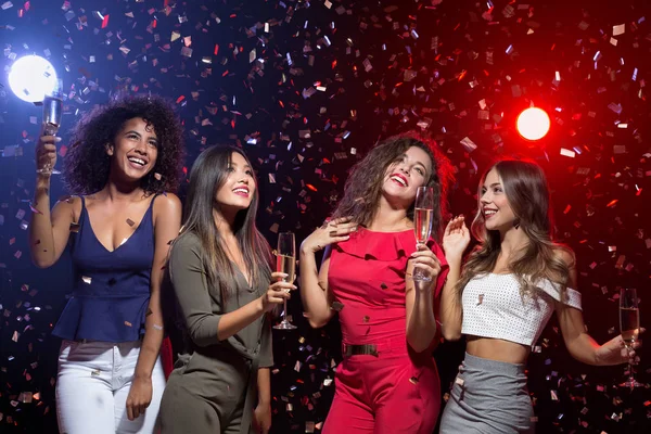 Szczęśliwy kobiet świętuje Nowy rok w klubie nocnym — Zdjęcie stockowe