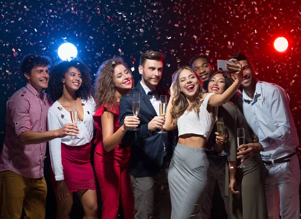 Grupp unga vänner att ha kul på nyårsafton part en — Stockfoto