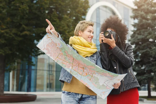 Dos amigas al aire libre con papel mapa de la ciudad — Foto de Stock