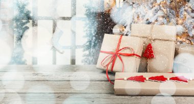 Noel arka plan ile hediye kutuları için tebrik kartı