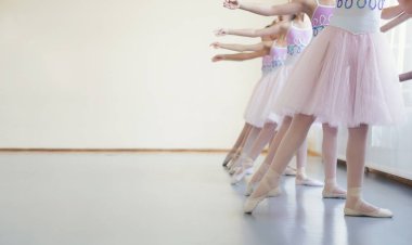 Grup balerinler tiptoes sınıfta germe