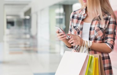 Kadın manifatura ise alışveriş merkezinde alışveriş Smartphone cep telefonu ile