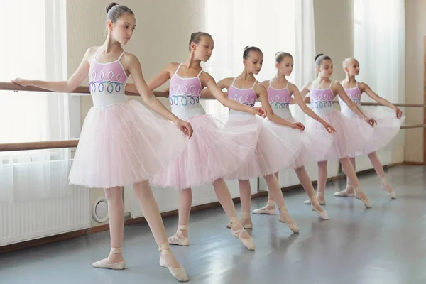Skupina mladých baleríny cvičí tanec na klasické baletní školy — Stock fotografie