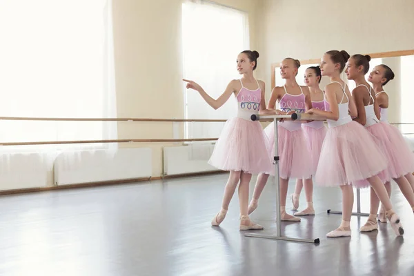 Ballerinas having break in practice at ballet studio — Stock Photo, Image