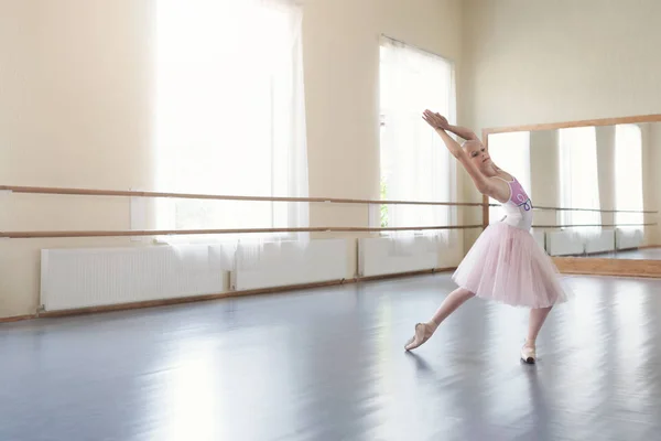 Balerina kecil berlatih posisi balet di kelas ringan — Stok Foto