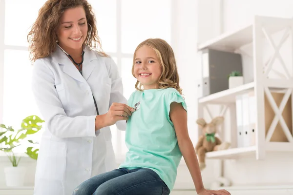 Enfant souriant patient visite le bureau des médecins à la clinique — Photo