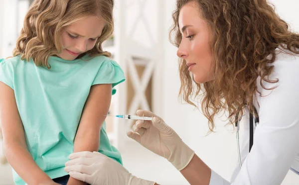 Pédiatre faisant vacciner une fille à la clinique — Photo