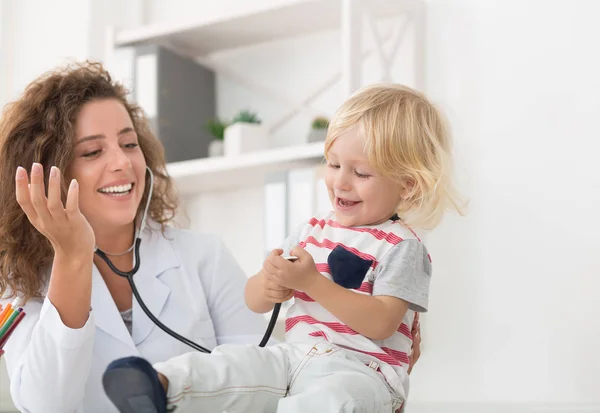 Baby spela med stetoskop på läkare kontor — Stockfoto