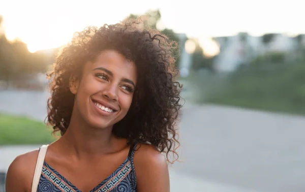 Mujer negra con el pelo rizado volando en el viento disfrutando de la noche — Foto de Stock