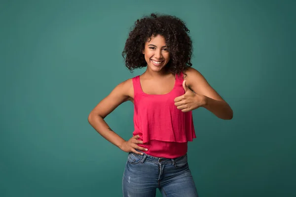 美しいアフリカ系アメリカ人女性の背景上に親指を表示 — ストック写真