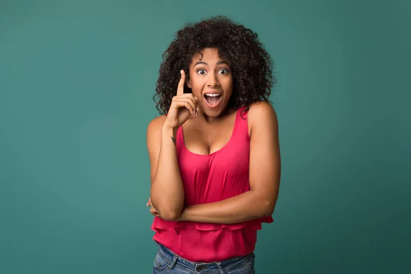 Menina afro-americana ter ideia contra fundo azul — Fotografia de Stock