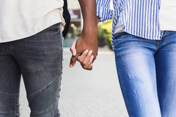 Couple afro-américain amoureux marchant dans le parc de la rue — Photo