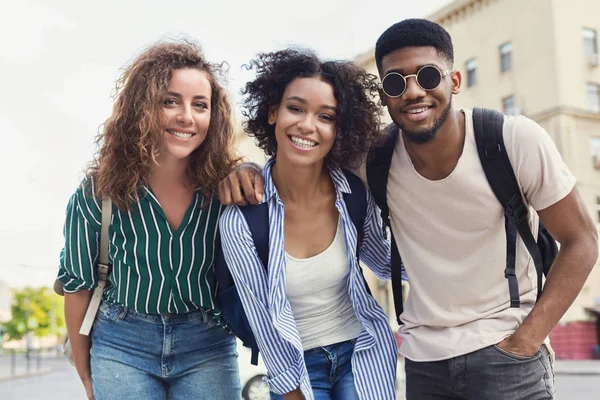 Felizes amigos hipster sair na rua da cidade — Fotografia de Stock