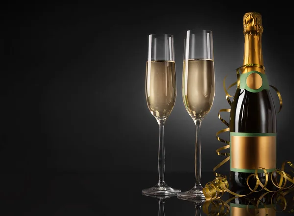 Botella de champán y flautas para la celebración de Navidad — Foto de Stock