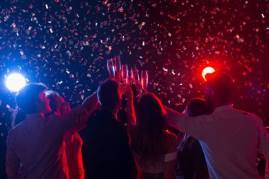 Gece kulübünde yeni yıl kutlama arkadaş