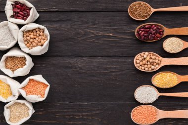 Bez torba ve kaşık çeşitli tahıl