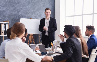 Genç patron toplantı yeni proje hakkında söylüyorum