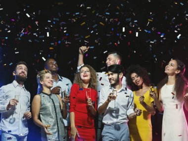 Yeni yıl partisinde dans çok ırklı arkadaşlar