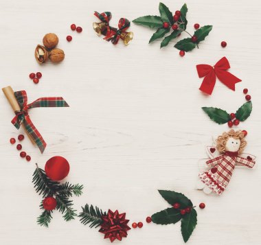 Ahşap arka planda Noel dekorasyon çerçevesi