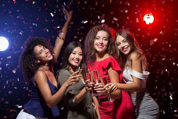 Щасливі жінки святкують Новий рік в нічному клубі — стокове фото