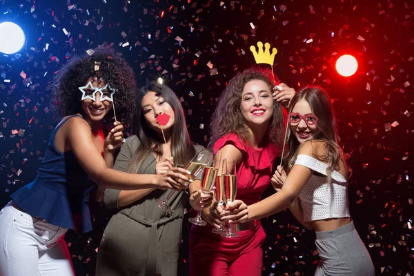 Glückliche Frauen feiern Neujahr in Nachtclub — Stockfoto