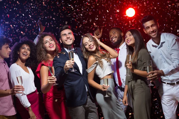 Happy rozmanité přátelé slaví Nový rok společně — Stock fotografie