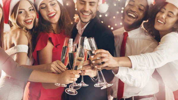 Olika vänner spottar med champagneglas på nyårsafton — Stockfoto
