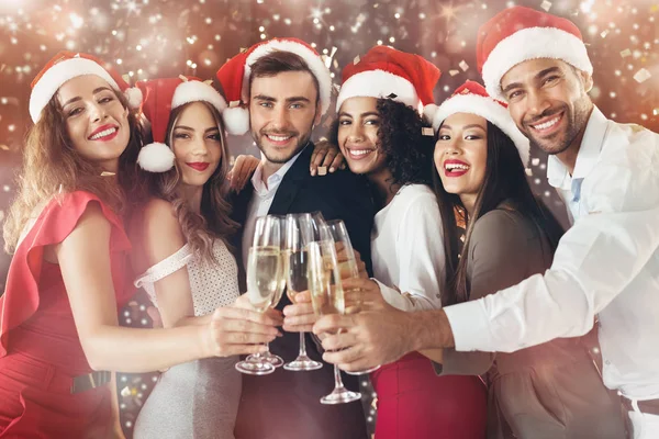Divers amis cliquetis avec des verres de champagne la veille du Nouvel An — Photo