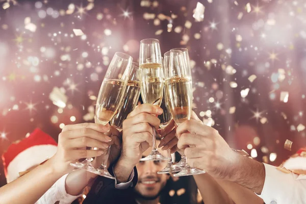 Lidé drží sklenic šampaňského, takže přípitek — Stock fotografie