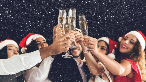 Olika vänner spottar med champagneglas på nyårsafton — Stockfoto