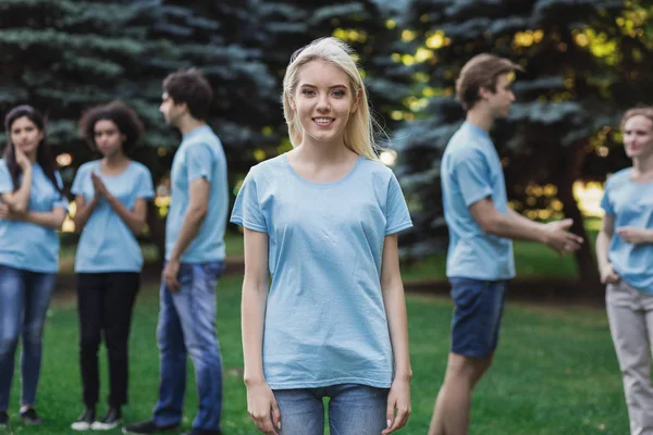 Rencontre de jeunes bénévoles dans le parc — Photo