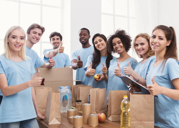 Önkéntesek csomagolás élelmiszer- és ital-ba papír táskák — Stock Fotó