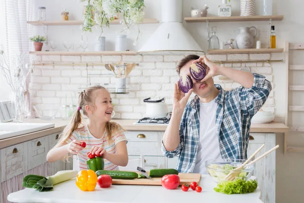 Sevimli kız ve babası mutfakta yemek yaparken eğleniyor — Stok fotoğraf