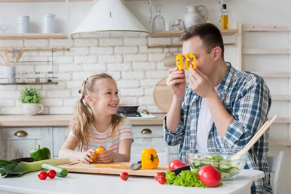 Baba ve kızı birlikte sağlıklı yemek hazırlarken eğleniyor — Stok fotoğraf