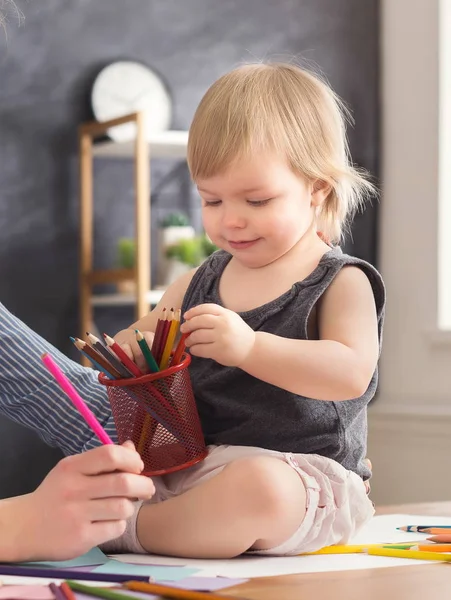 Gelukkig moeder tekenen met haar dochter — Stockfoto