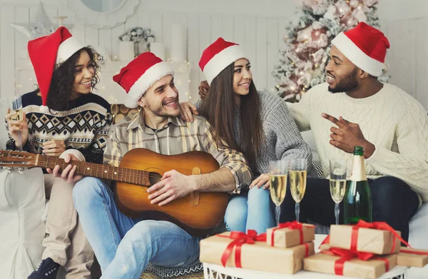 Glückliche junge Leute feiern Weihnachten zu Hause — Stockfoto