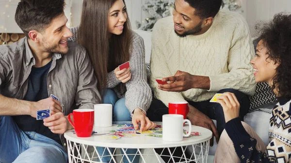 Mutlu arkadaş kart Uno oyun oynama — Stok fotoğraf