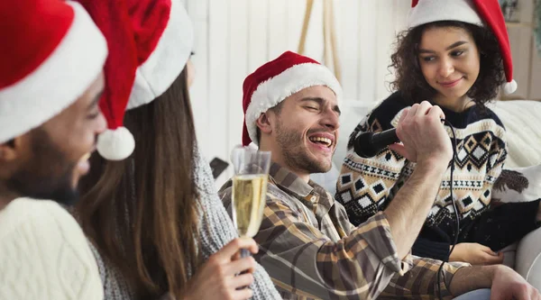 Glada Vänner Sjunga Karaoke Till Ackompanjemang Akustisk Gitarr Kopiera Utrymme — Stockfoto