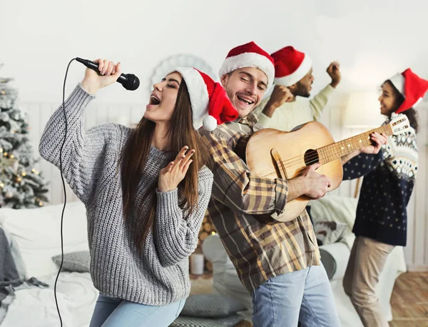 Happy friends singing together and playing on guitar — Stock Photo, Image