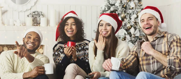 Amis regardant le film et s'amusant à la veille de Noël . — Photo