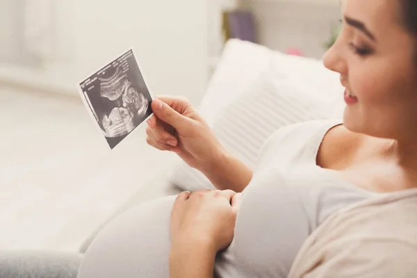 Kobieta w ciąży, patrząc na jej USG dziecka — Zdjęcie stockowe