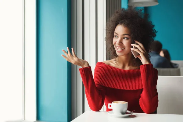 Chica feliz hablando en el teléfono inteligente en el café — Foto de Stock