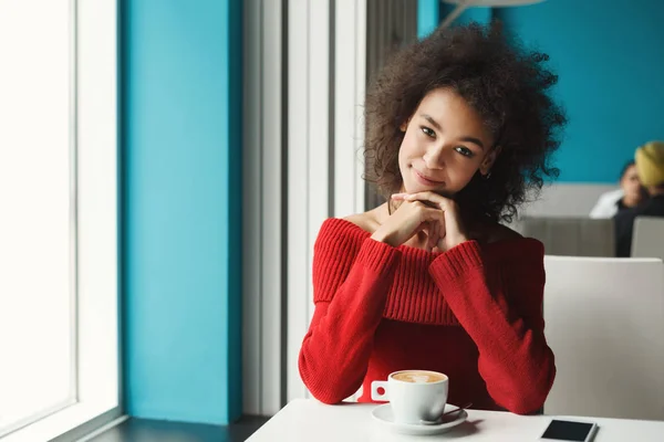 Glücklich schwarzes Mädchen im Café Kaffee trinken — Stockfoto