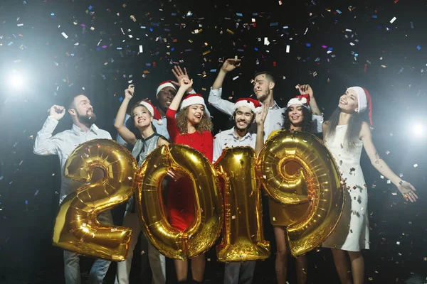 Unga människor att ha kul på nyårsfest — Stockfoto