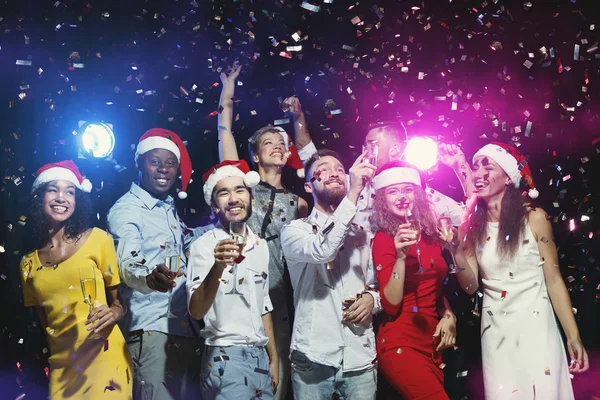 Grupp vänner njuter fest med konfetti — Stockfoto