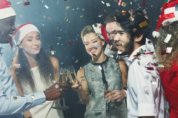 Multiracial vänner spottar glasögon samtidigt firar nyår — Stockfoto