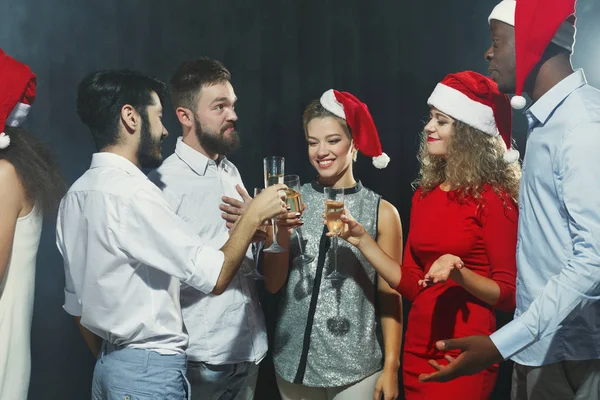 Groupe d'amis porter un toast tout en célébrant le Nouvel An — Photo