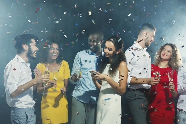 Uttråkad kvinna använder mobiltelefon på fest — Stockfoto