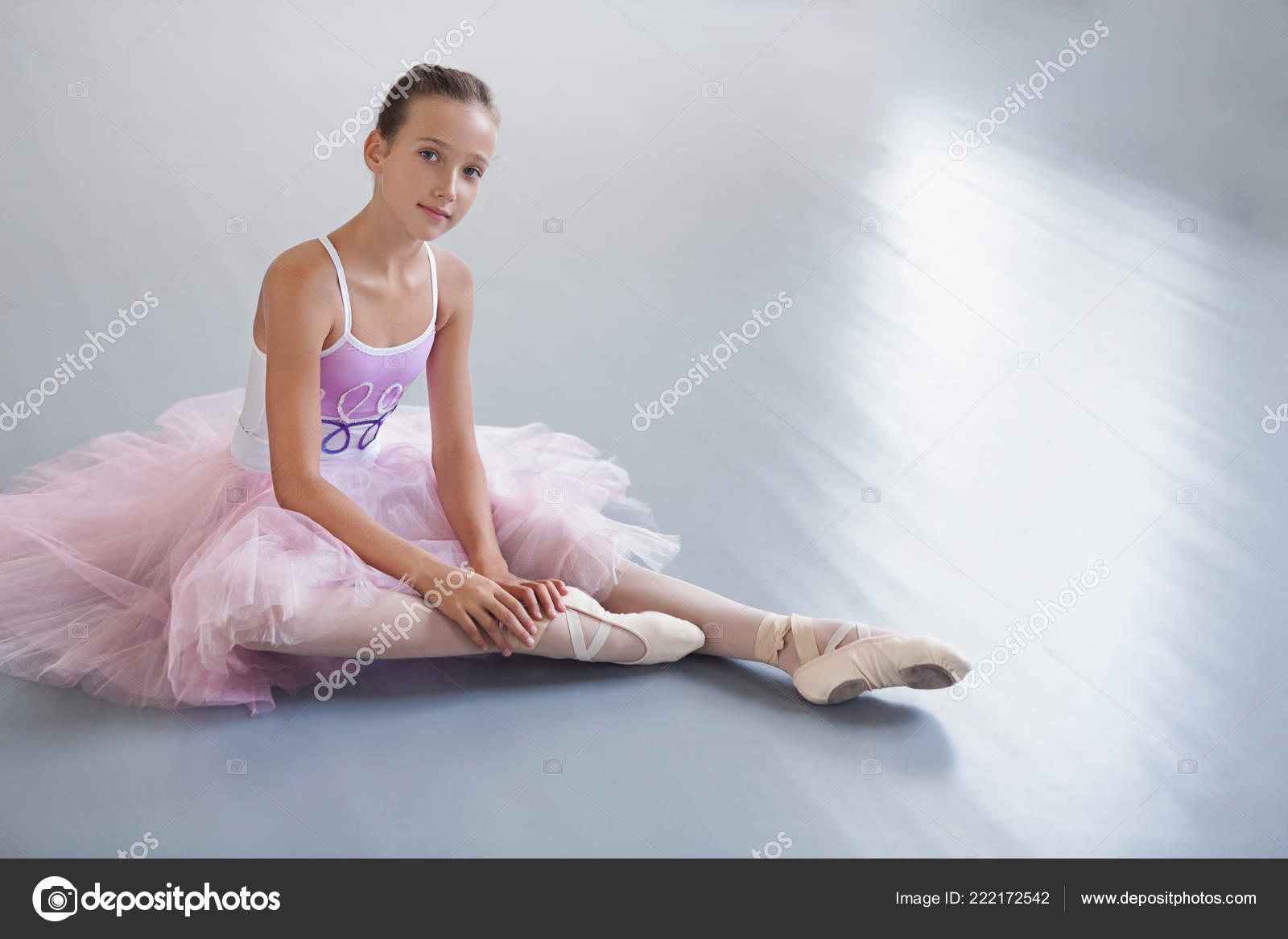 Лесбиянки азғырды Томпақ қызбен порно